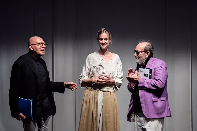 Premiazione al Festival di Spoleto con tre artisti sul palcoscenico