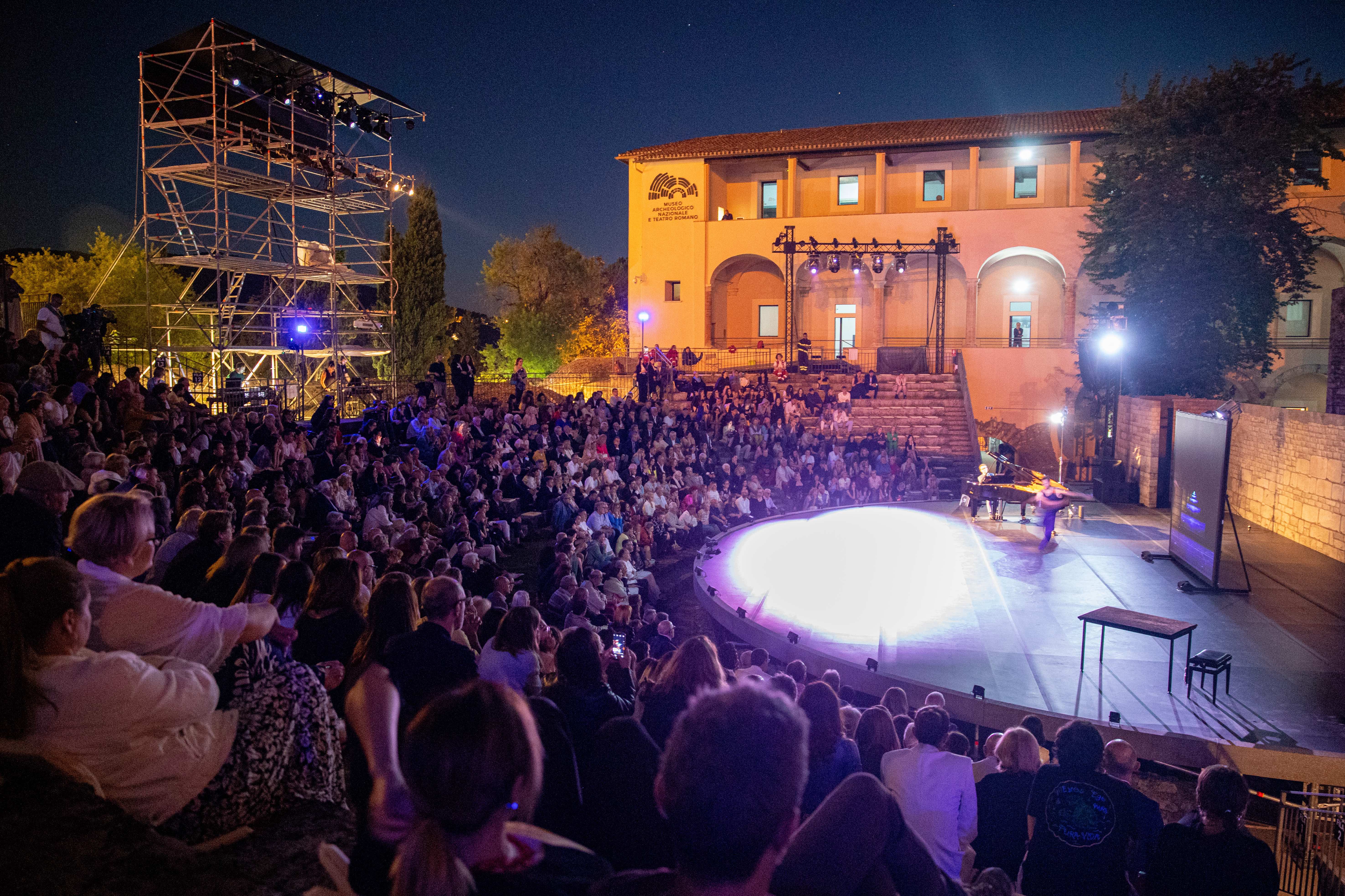 Spettacolo serale affollato al Festival di Spoleto con palcoscenico illuminato