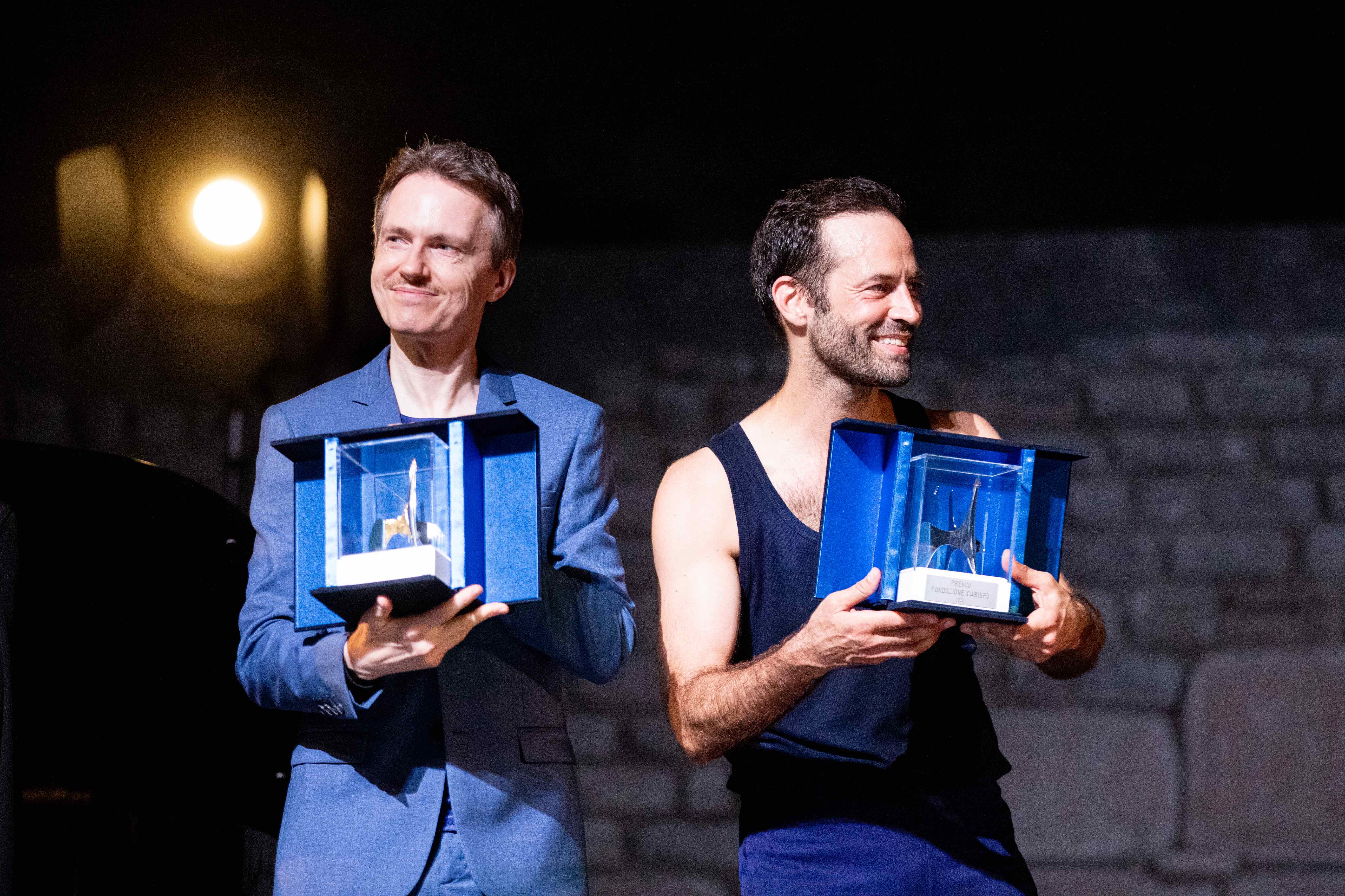 Vincitori sorridenti al Festival di Spoleto con premi artistici blu
