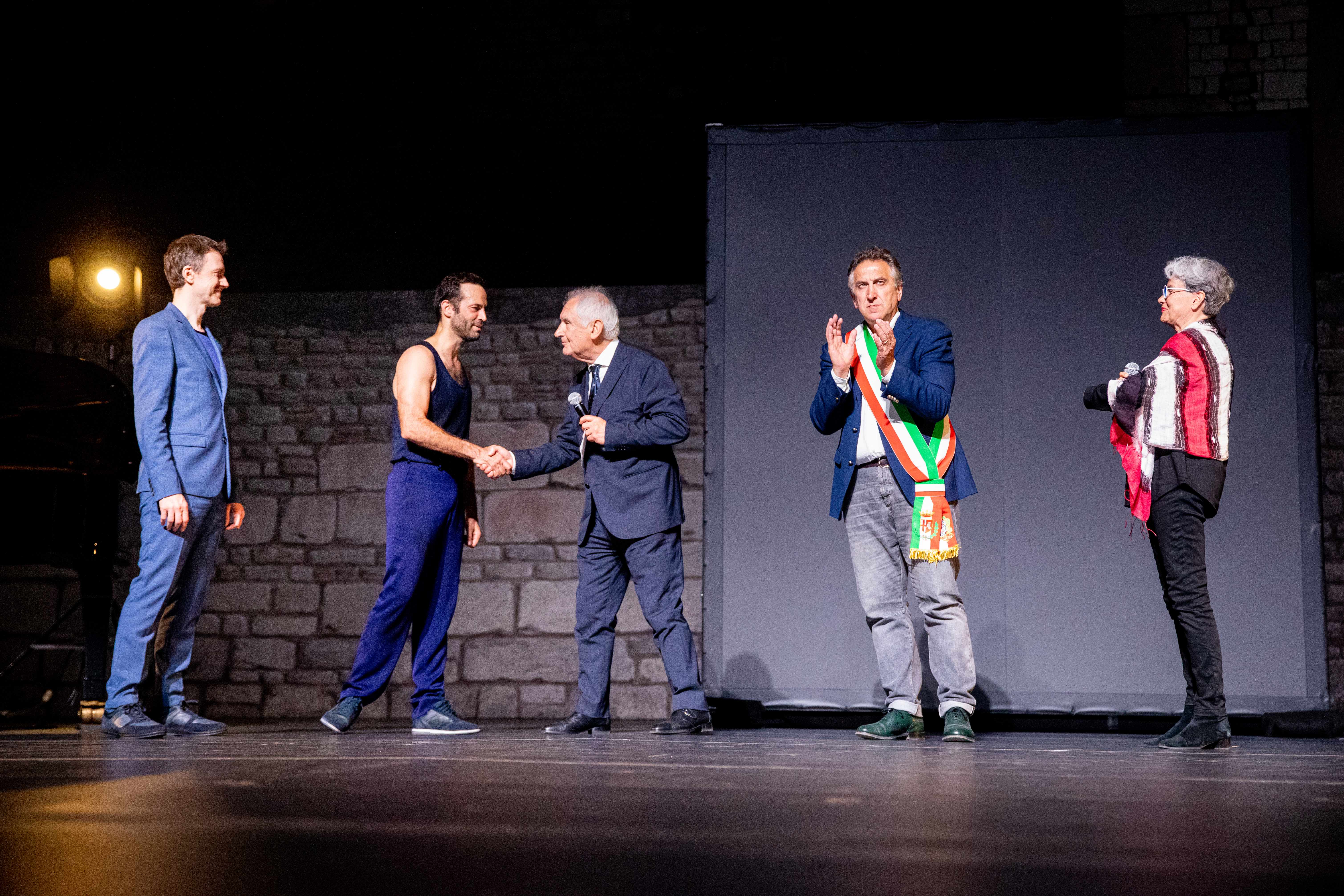 Cerimonia sul palco durante il Festival di Spoleto con autoritĂ e partecipanti