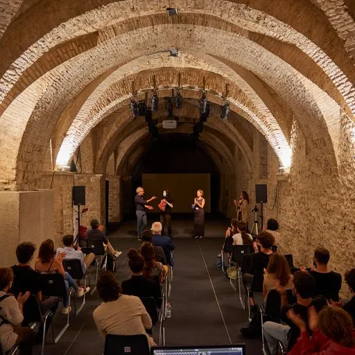 Performance al Festival di Spoleto in un suggestivo spazio con volte a botte
