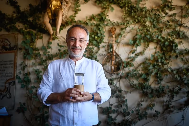 Protagonista del Festival di Spoleto in camicia bianca con strumento musicale