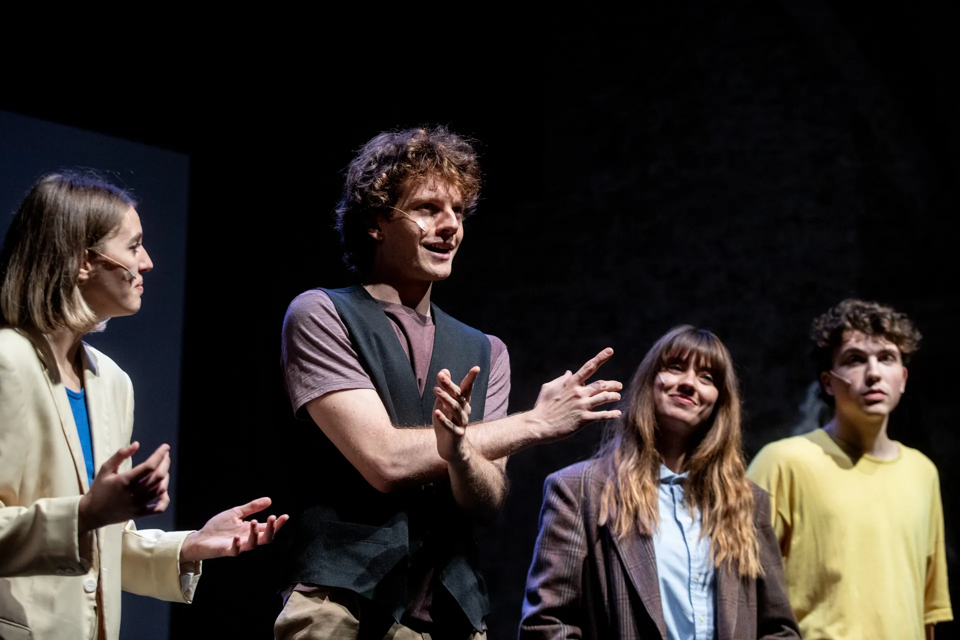 Attori sul palco durante il Festival di Spoleto, dinamica interpretazione teatrale