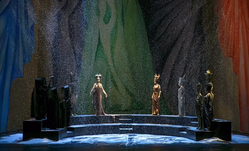 Scenografia teatrale al Festival di Spoleto con figure regali su palcoscenico drammatico