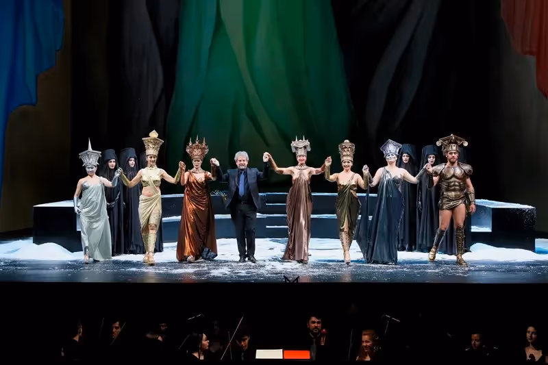 Performance teatrale al Festival di Spoleto con attori in costumi mitologici
