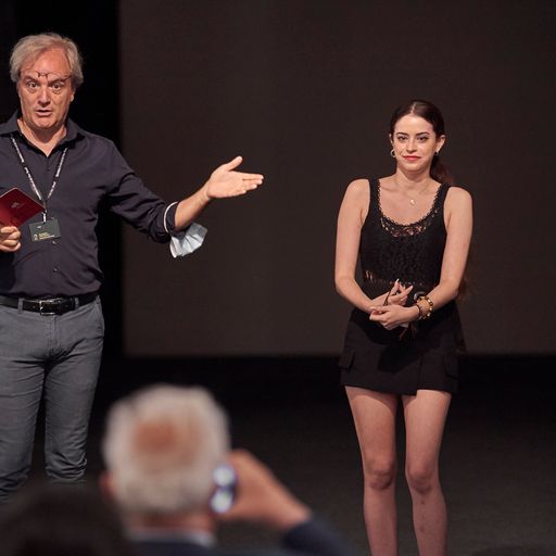 Momento teatrale al Festival di Spoleto con performer sul palcoscenico scuro