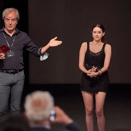 Momento teatrale al Festival di Spoleto con performer sul palcoscenico scuro