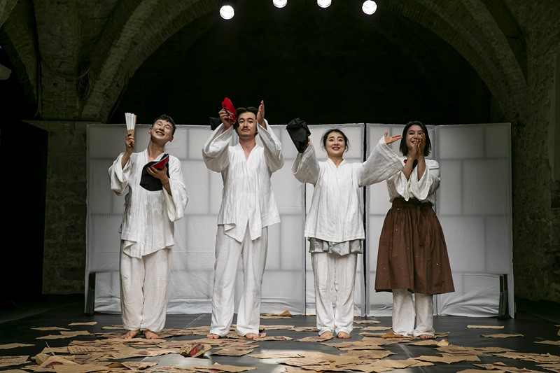 Performers in white costumes at Festival di Spoleto theatrical performance
