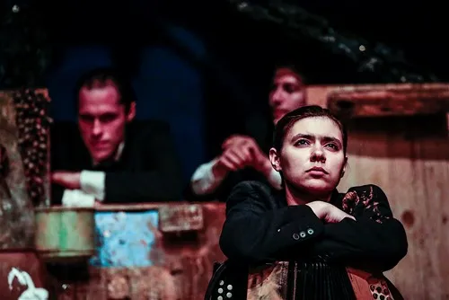 Artisti teatrali sul palco durante il Festival di Spoleto, atmosfera intensa