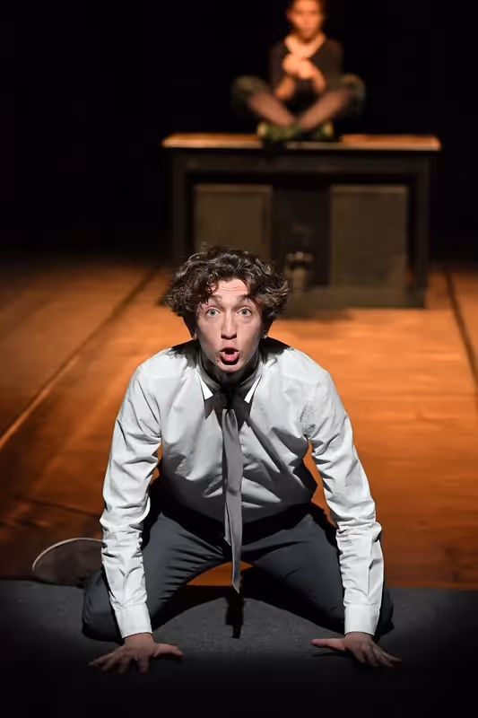 Festival di Spoleto performer expressing intense emotion on dramatic stage