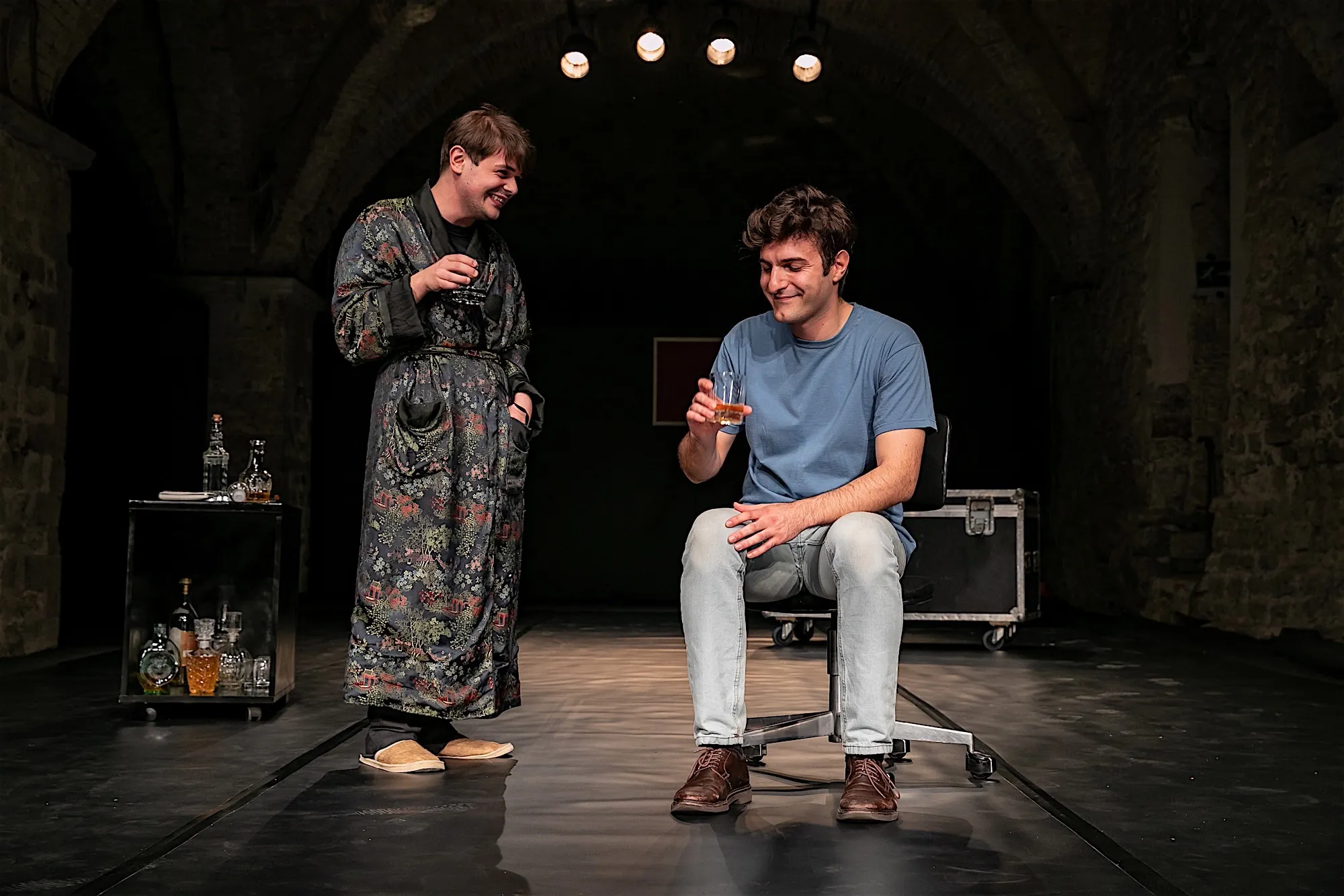 Scena teatrale al Festival di Spoleto con due attori e drink