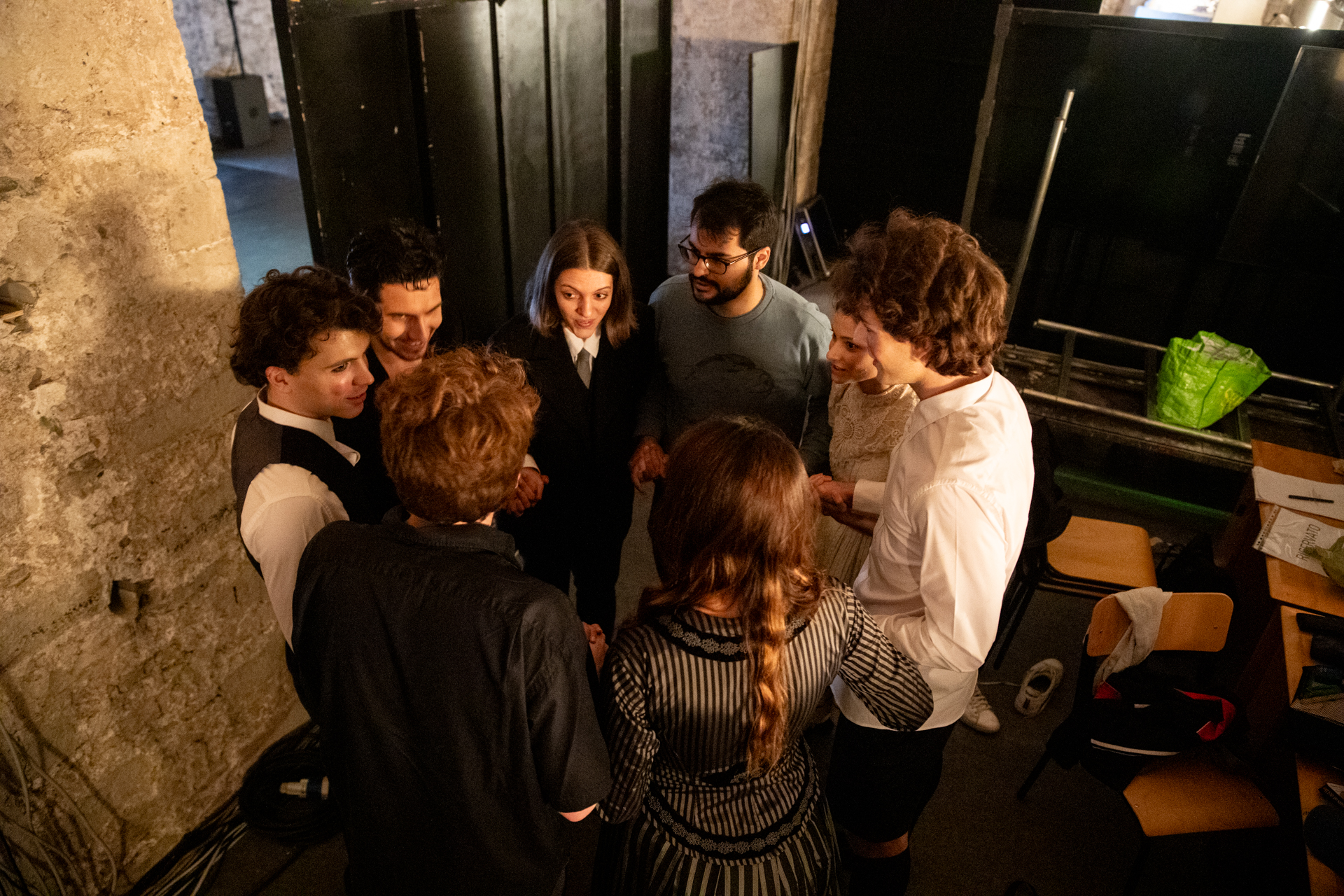 Dietro le quinte del Festival di Spoleto: gruppo creativo in un momento di preparazione