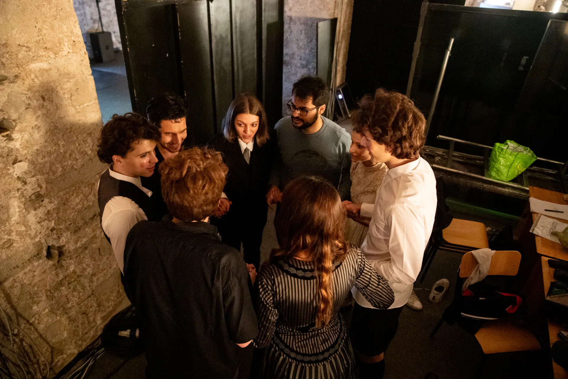 Dietro le quinte del Festival di Spoleto: gruppo creativo in un momento di preparazione