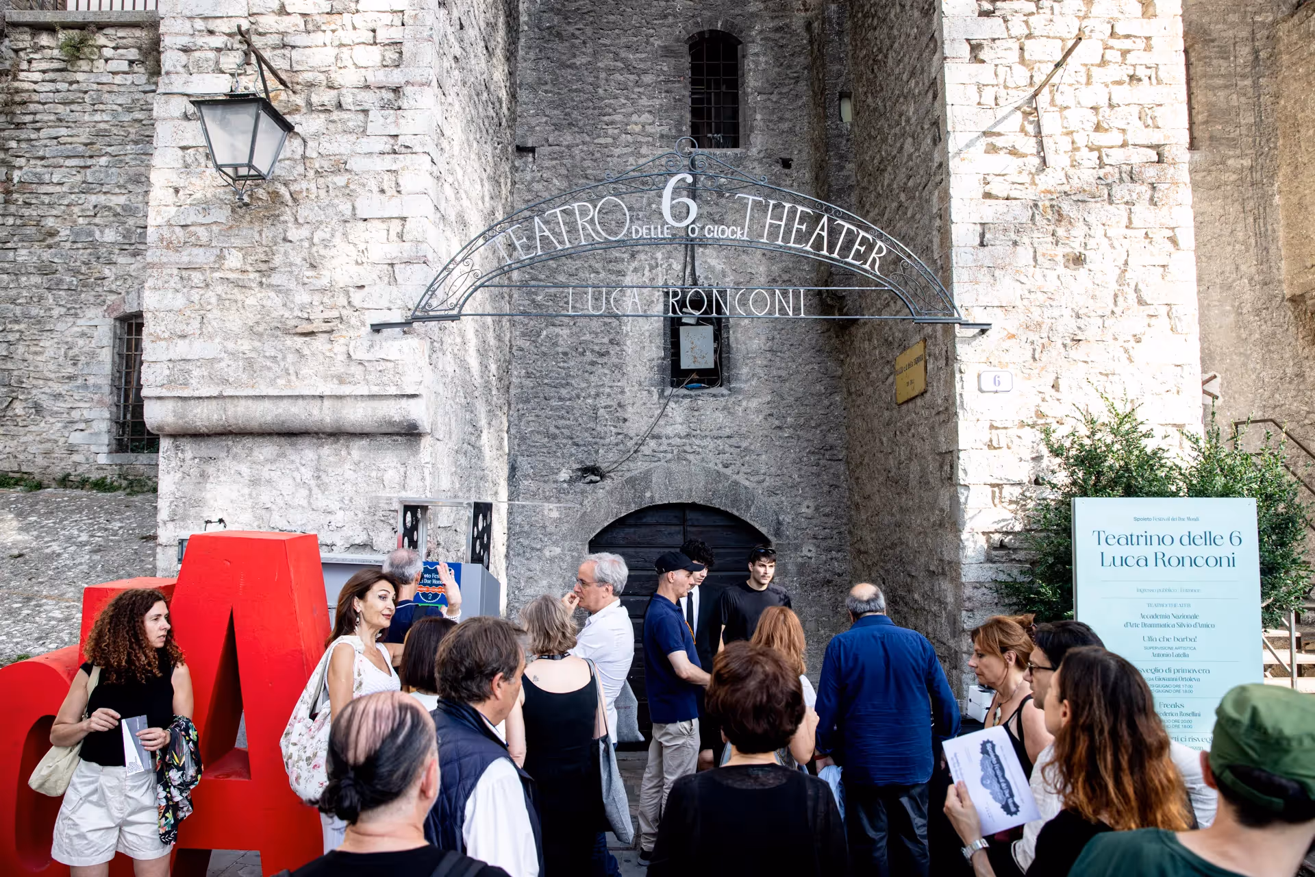 Pubblico al Festival di Spoleto presso il Teatrino delle 6 di Luca Ronconi