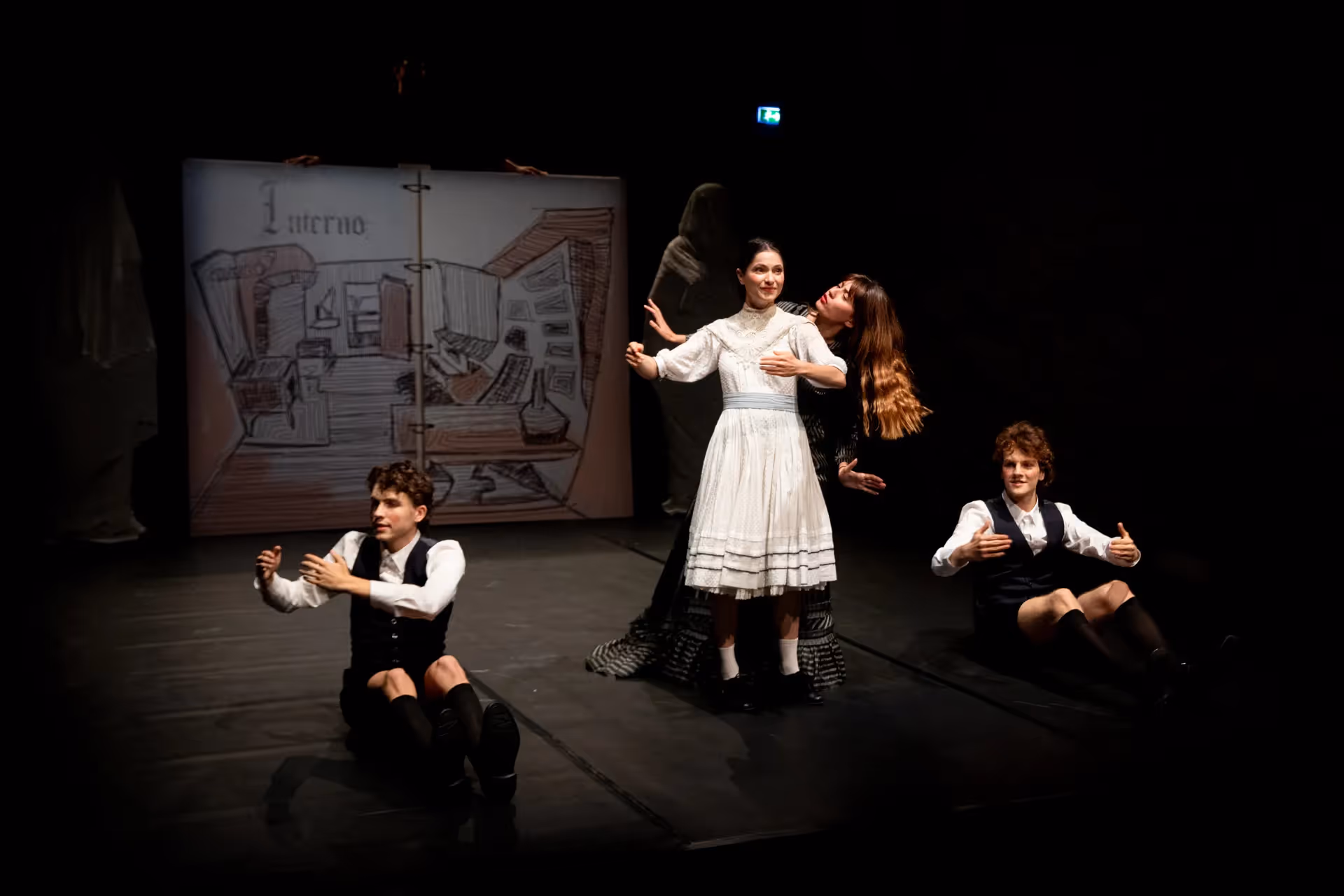 Performance teatrale al Festival di Spoleto con attori in bianco e nero