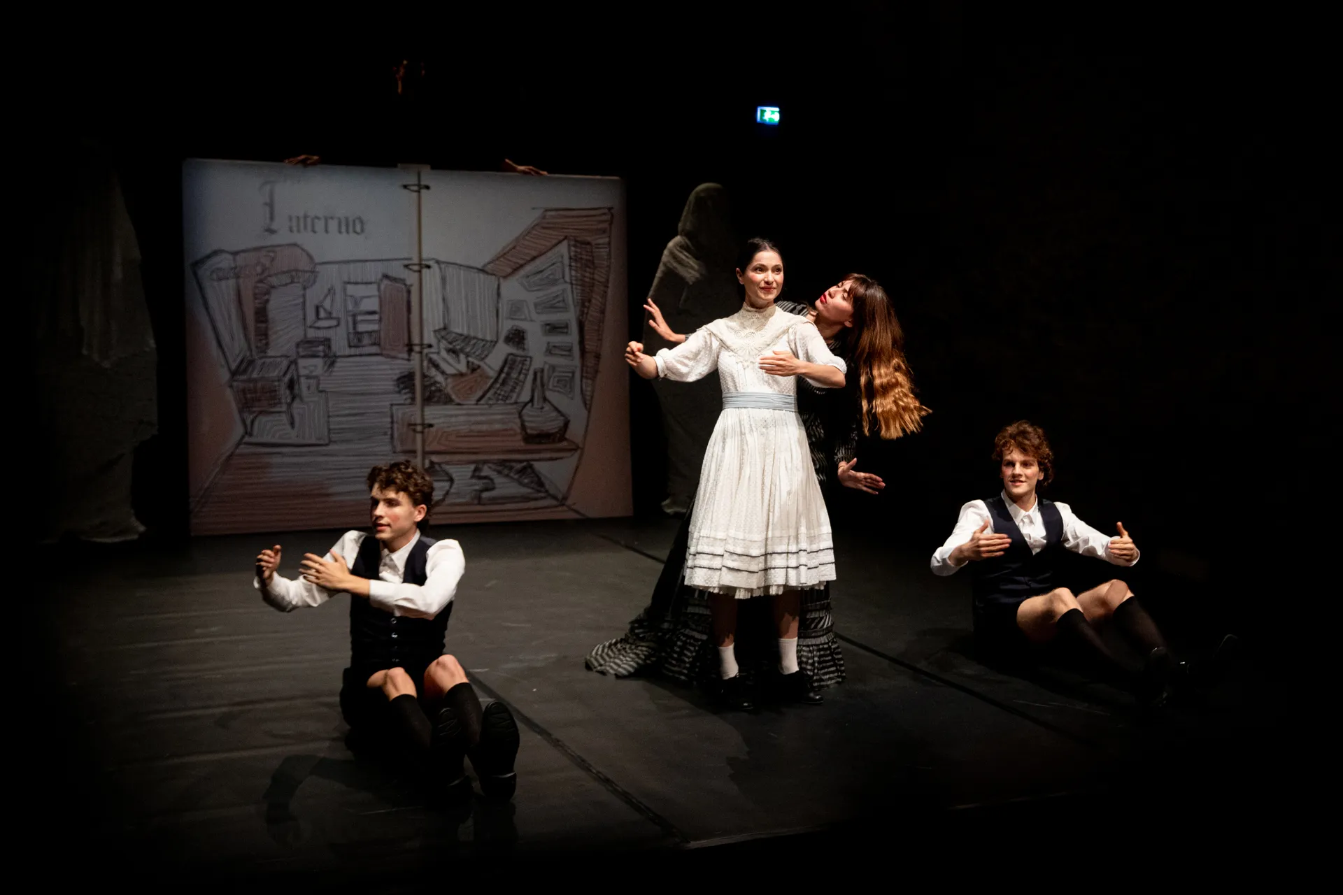 Performance teatrale al Festival di Spoleto con attori in bianco e nero