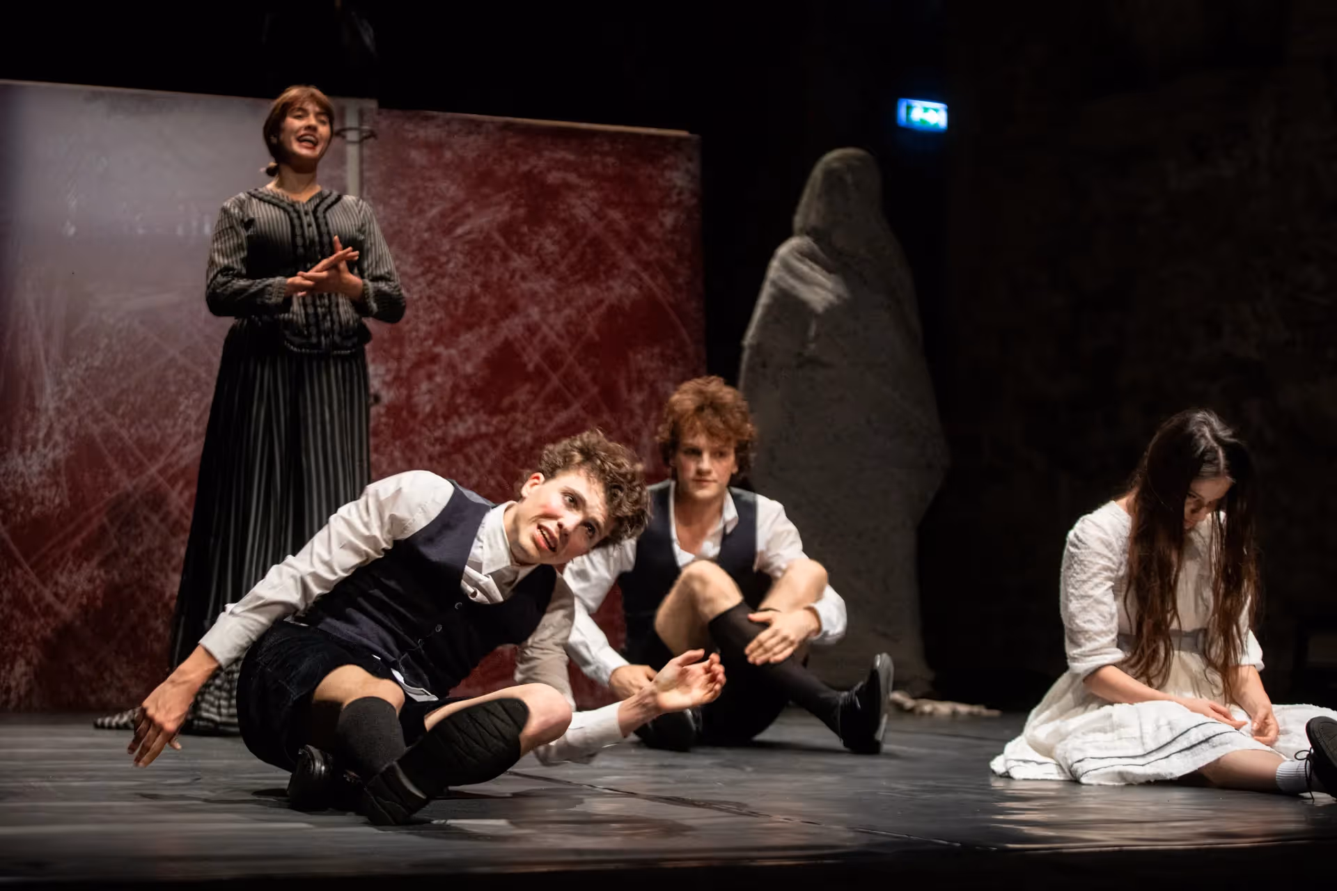 Scena teatrale al Festival di Spoleto con attori in pose drammatiche