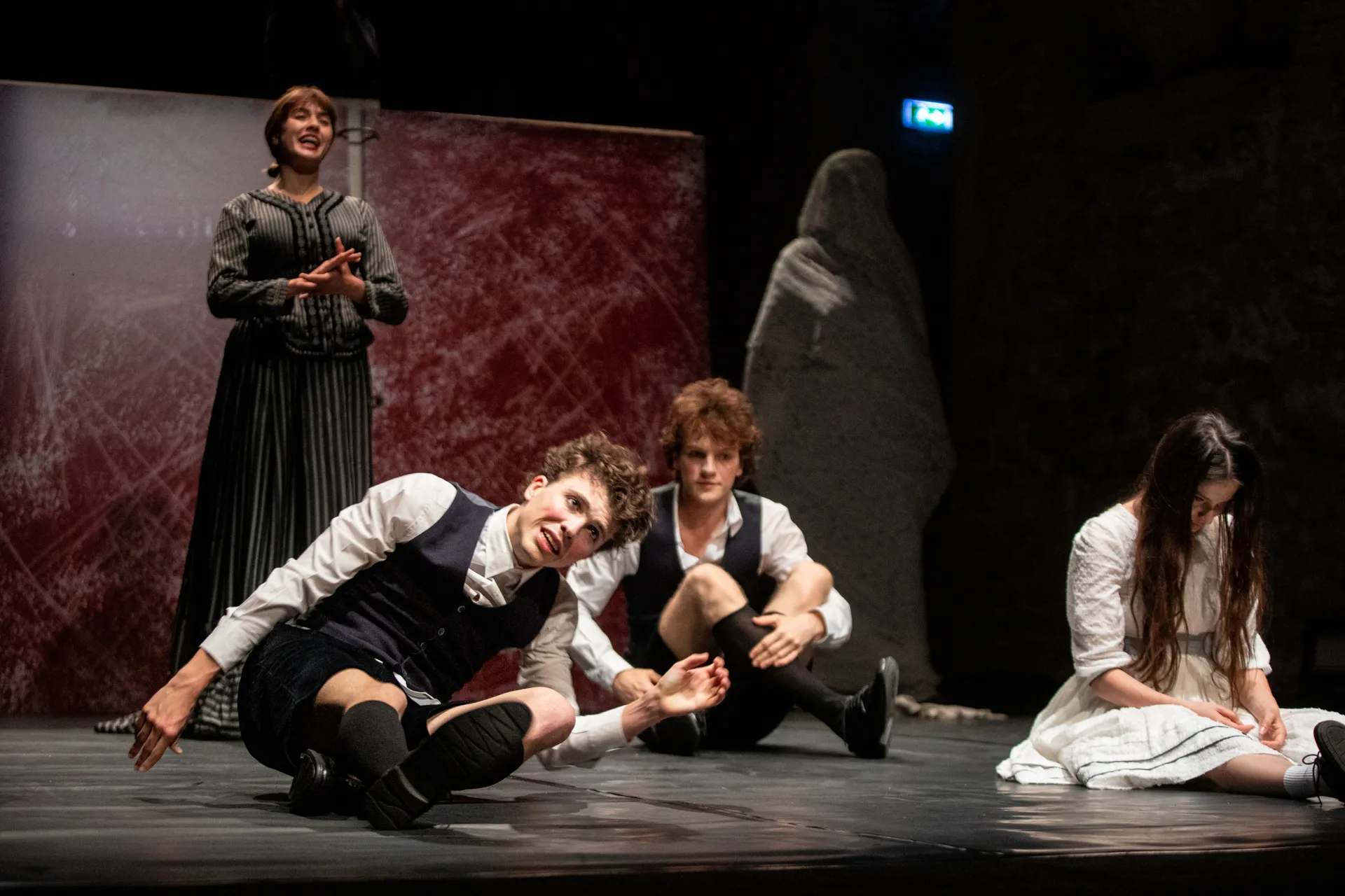 Scena teatrale al Festival di Spoleto con attori in pose drammatiche