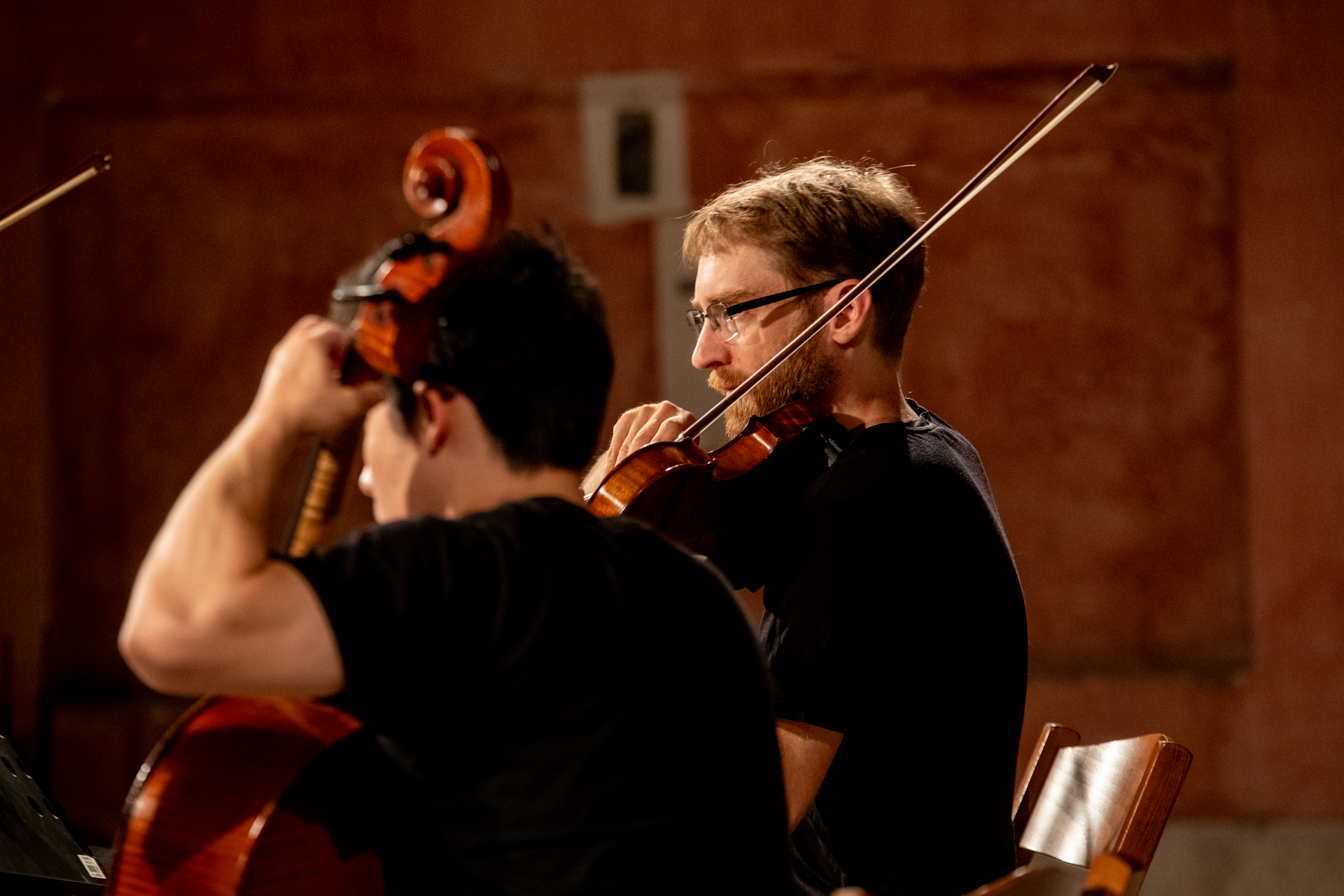 Violinisti al Festival di Spoleto, concentrati durante l'esecuzione musicale