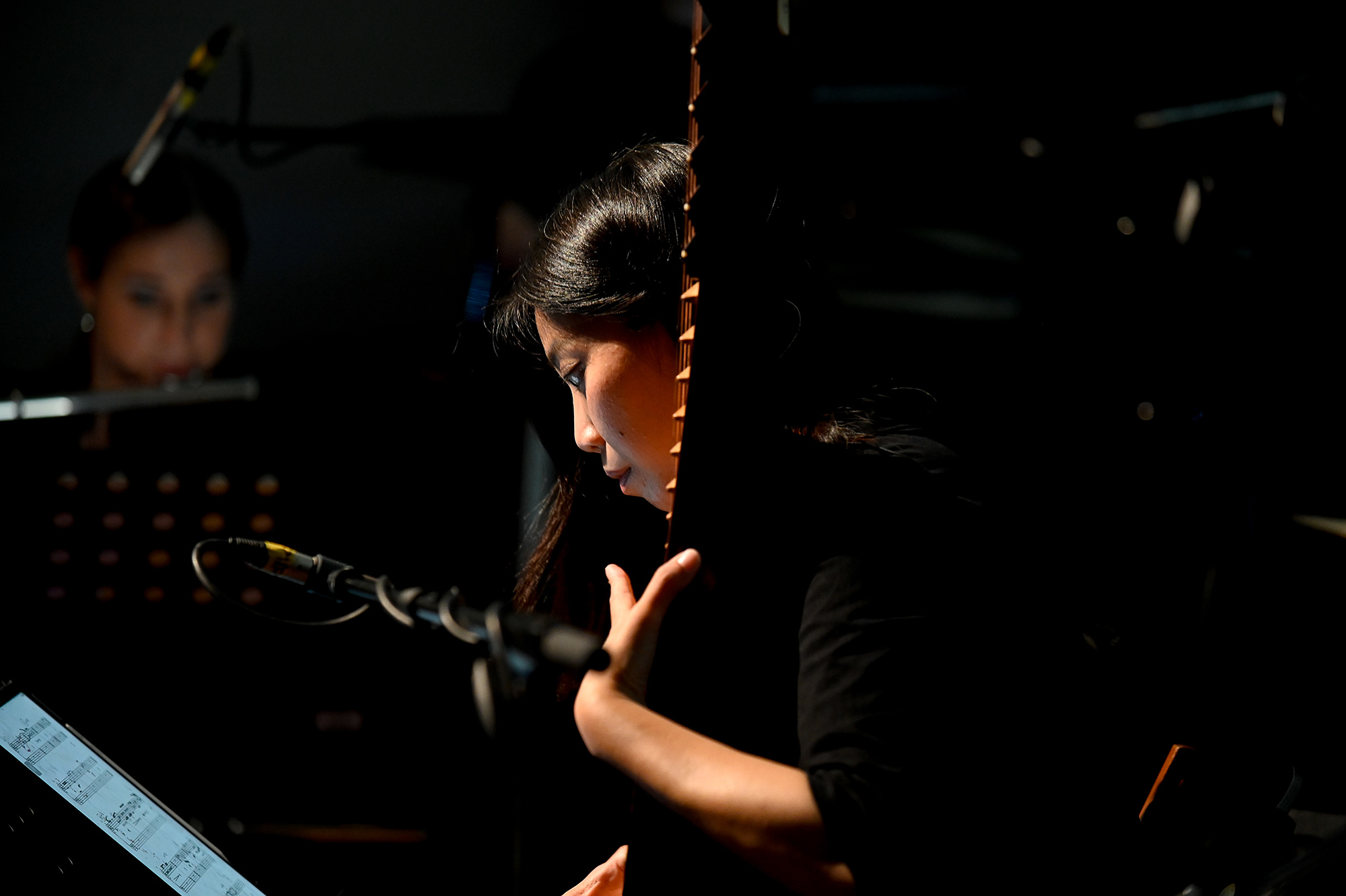 Musicista concentrata durante il Festival di Spoleto, illuminata dal palcoscenico