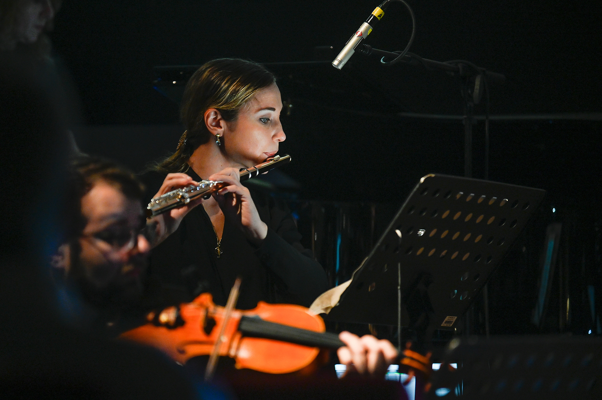 Flautista e violinista durante il Festival di Spoleto, esibizione elegante
