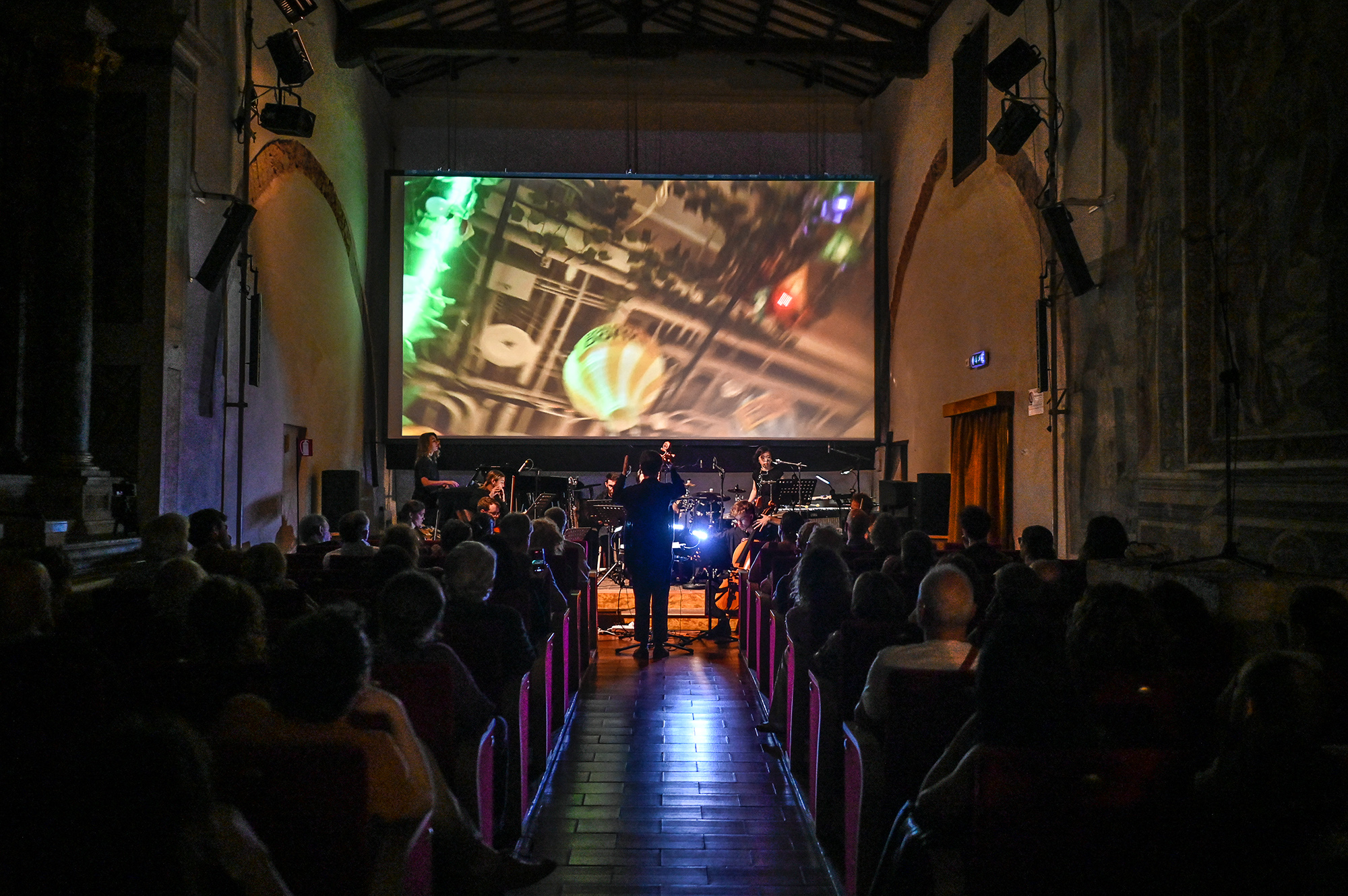 Concerto al Festival di Spoleto con proiezione artistica sullo schermo