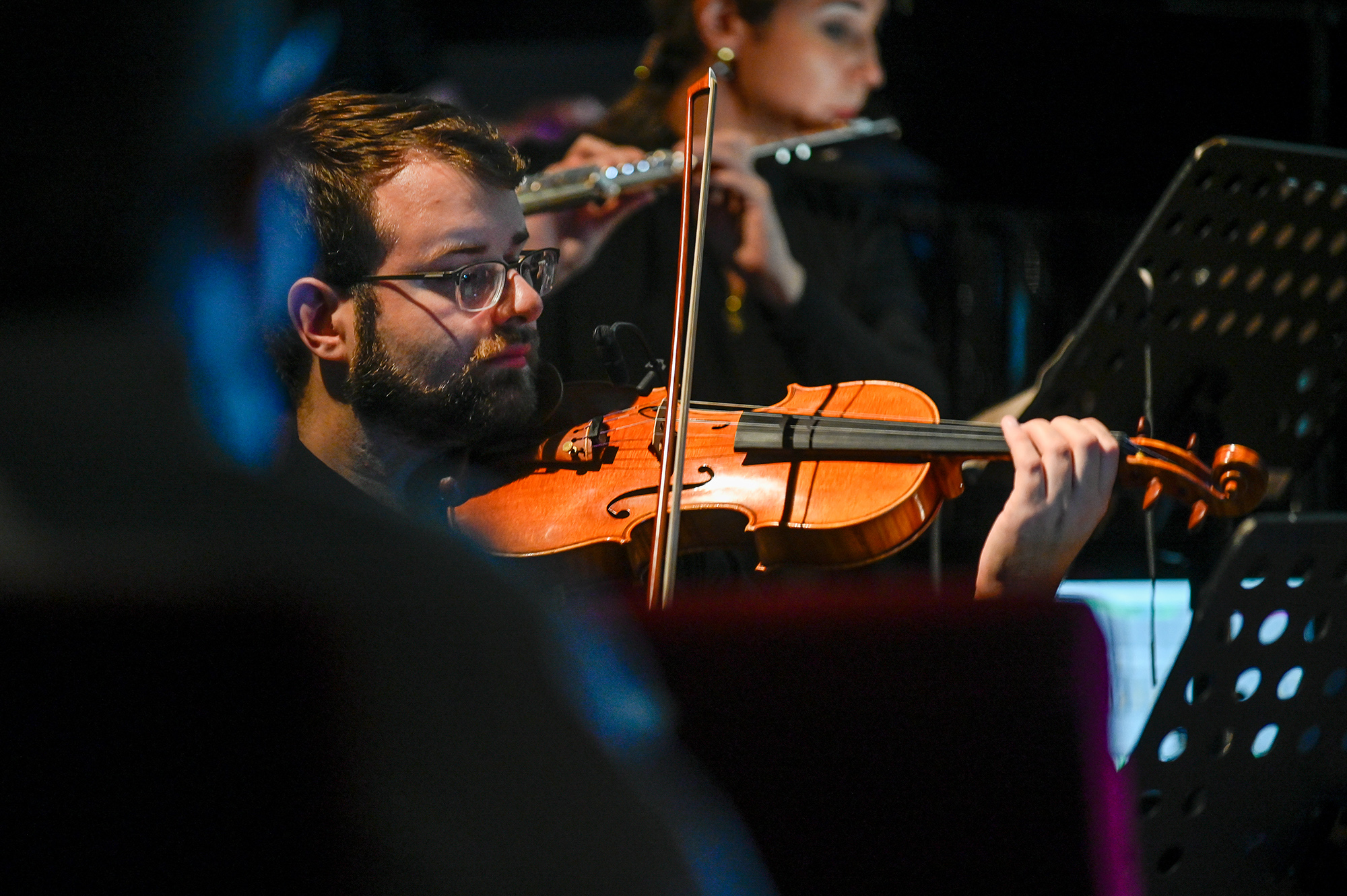 Violinista concentrate durante il Festival di Spoleto, musica in primo piano