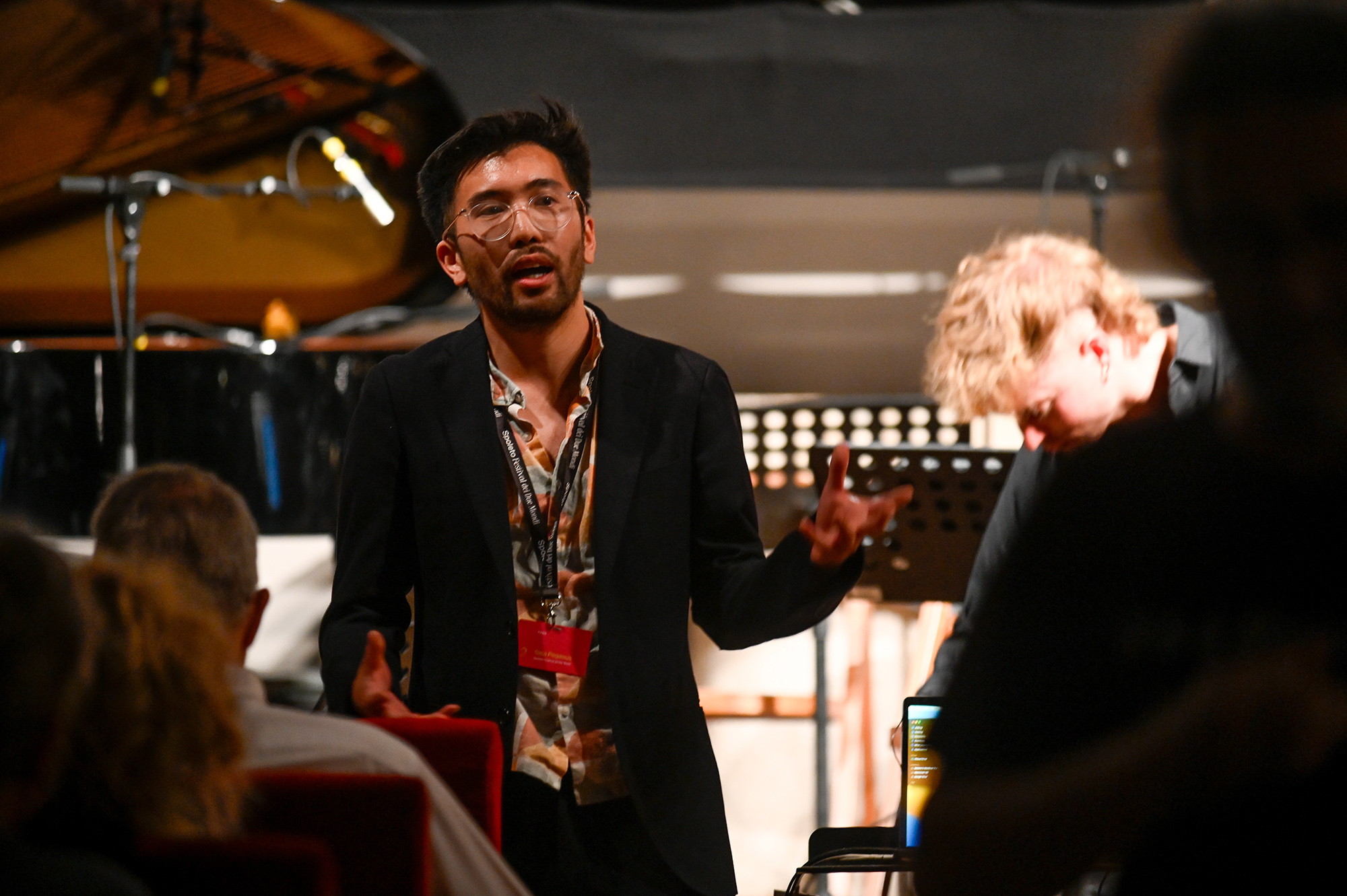 Momento di performance al Festival di Spoleto, artista in nero sul palco