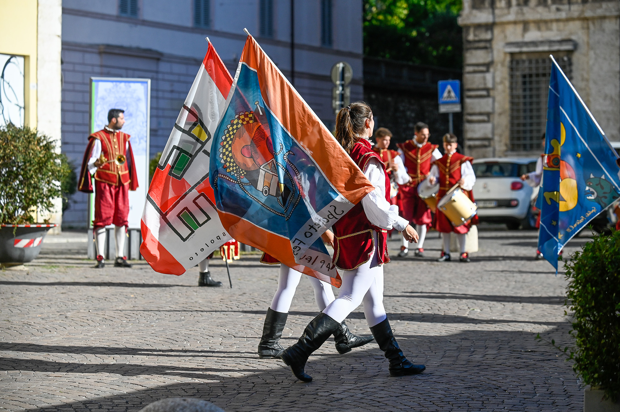 Sbandieratori in costume al Festival di Spoleto con bandiere colorate