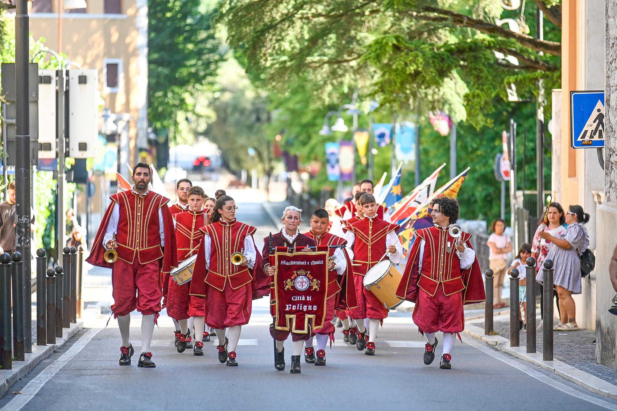 Sfilata in costumi rossi al Festival di Spoleto, banda storica per le strade