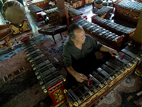 Musicista suona il gamelan durante il Festival di Spoleto, tradizione musicale indonesiana