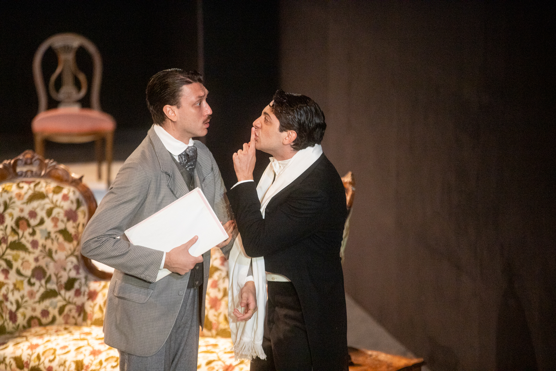 Scena teatrale al Festival di Spoleto con attori in abiti d'epoca