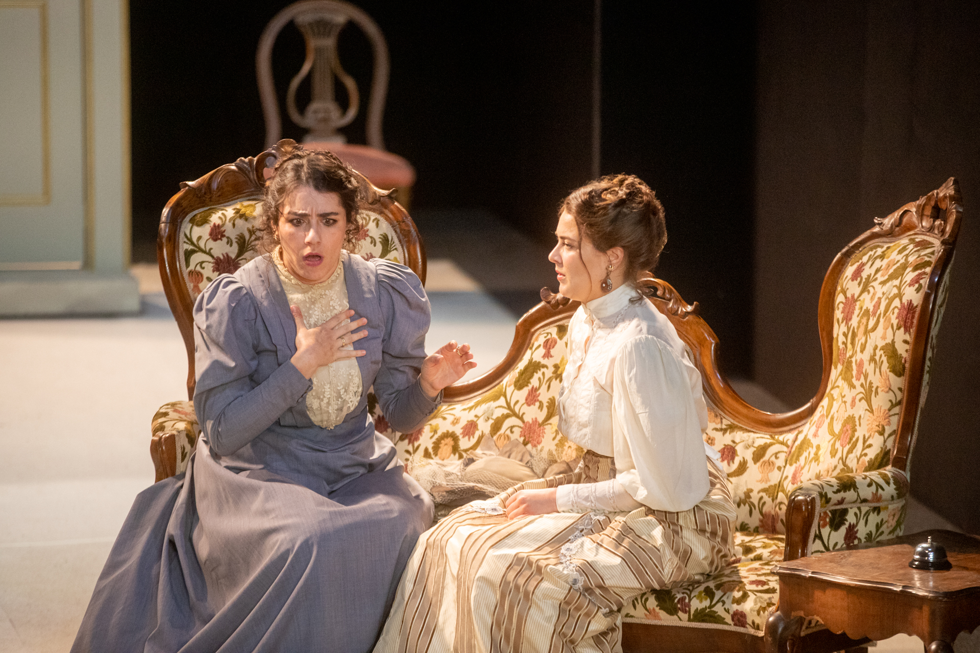 Scena teatrale d'epoca al Festival di Spoleto con due attrici in abiti d'annata