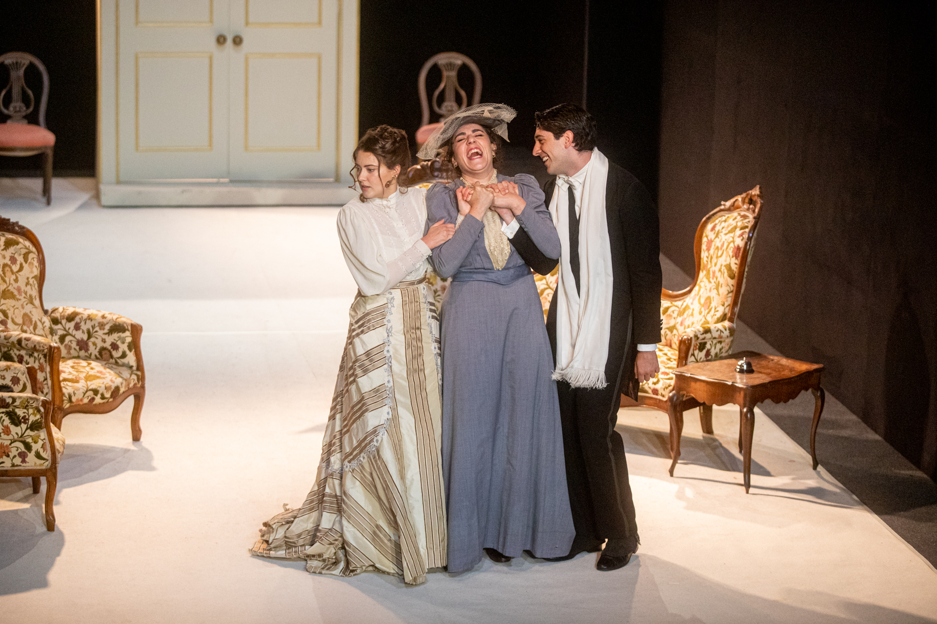 Scena teatrale d'epoca al Festival di Spoleto, attori in costumi eleganti