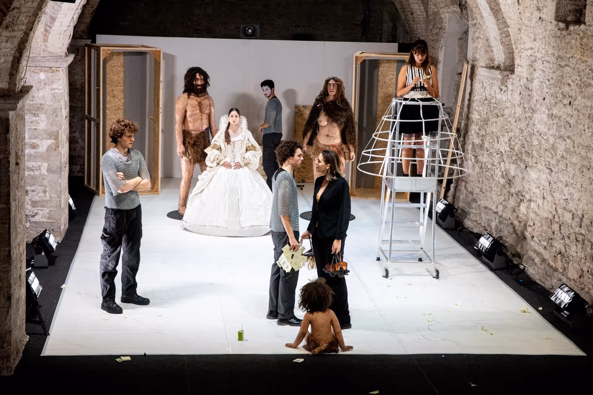 Performance artistica al Festival di Spoleto con attori in costumi surreali