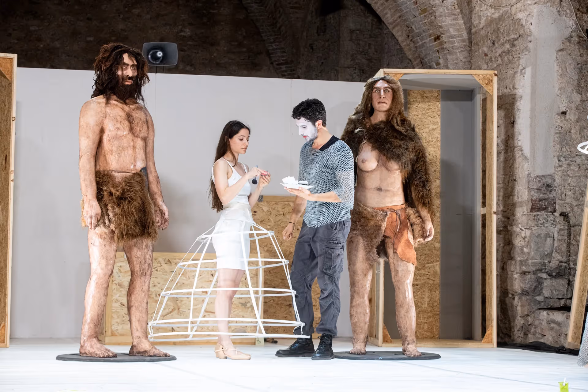 Installazione artistica al Festival di Spoleto: figure preistoriche e moderna
