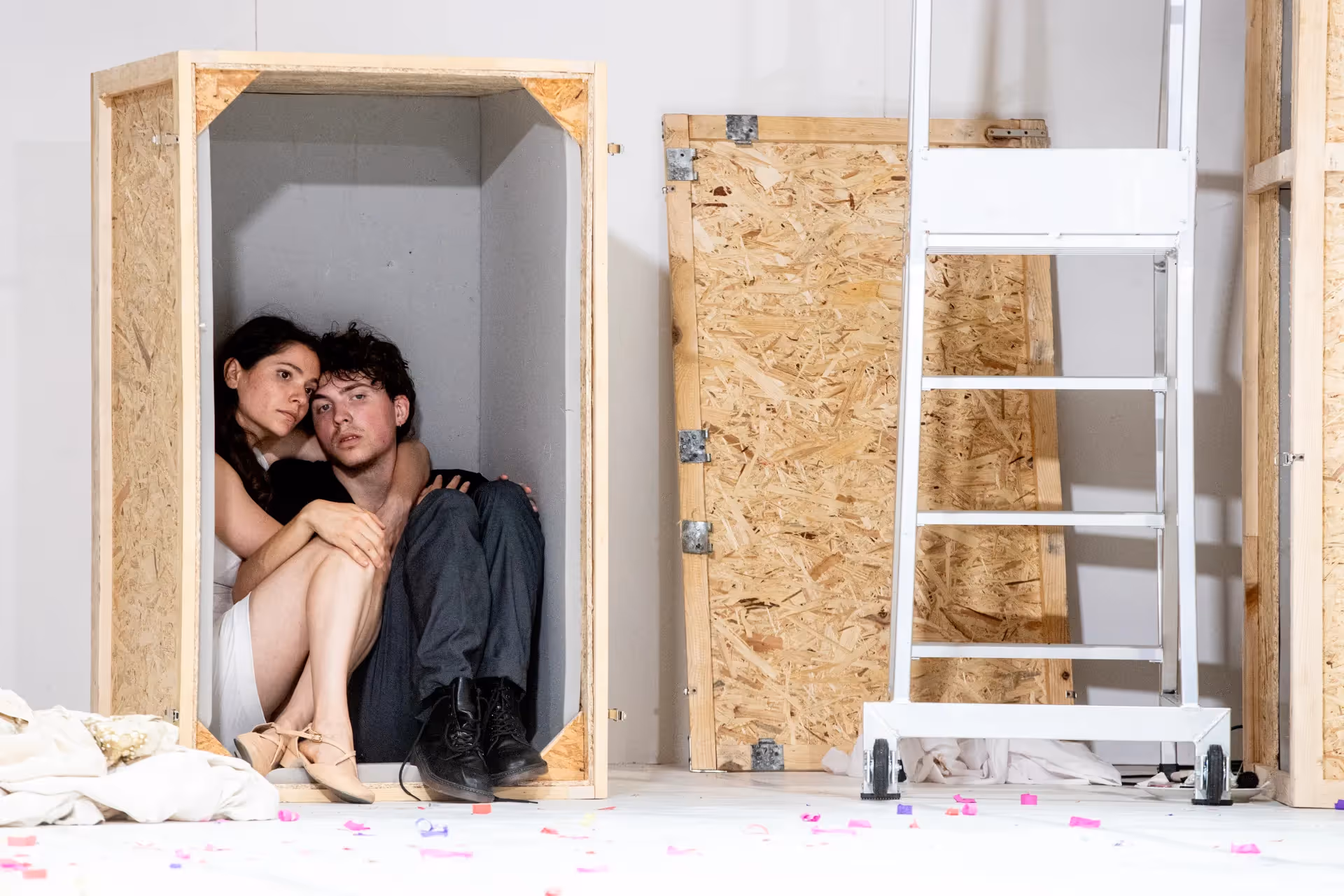 Performance intima al Festival di Spoleto, coppia racchiusa in una scatola di legno