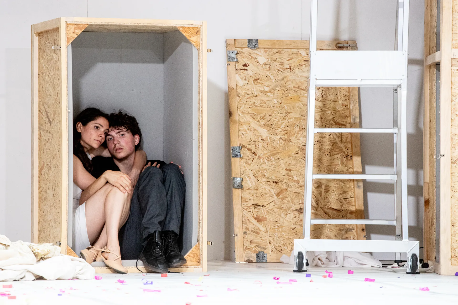 Performance intima al Festival di Spoleto, coppia racchiusa in una scatola di legno