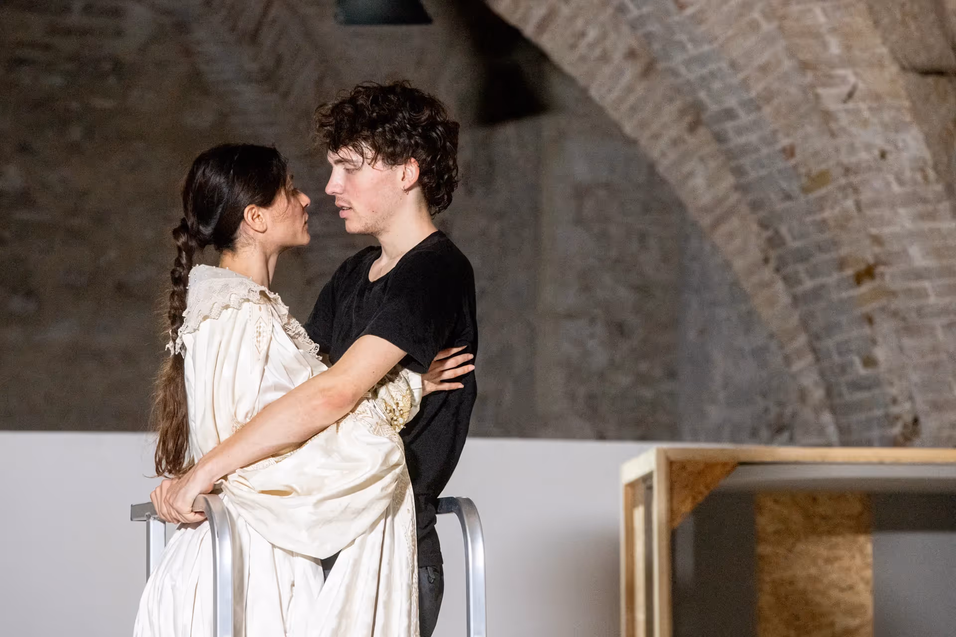 Performance teatrale al Festival di Spoleto, coppia in scena con tensione drammatica