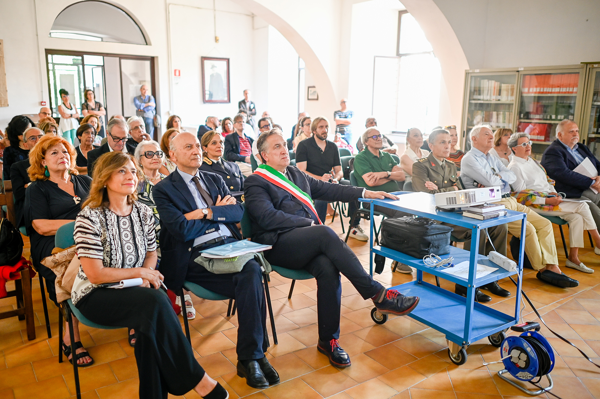 Pubblico e autoritĂ riuniti per il Festival di Spoleto in sala conferenze