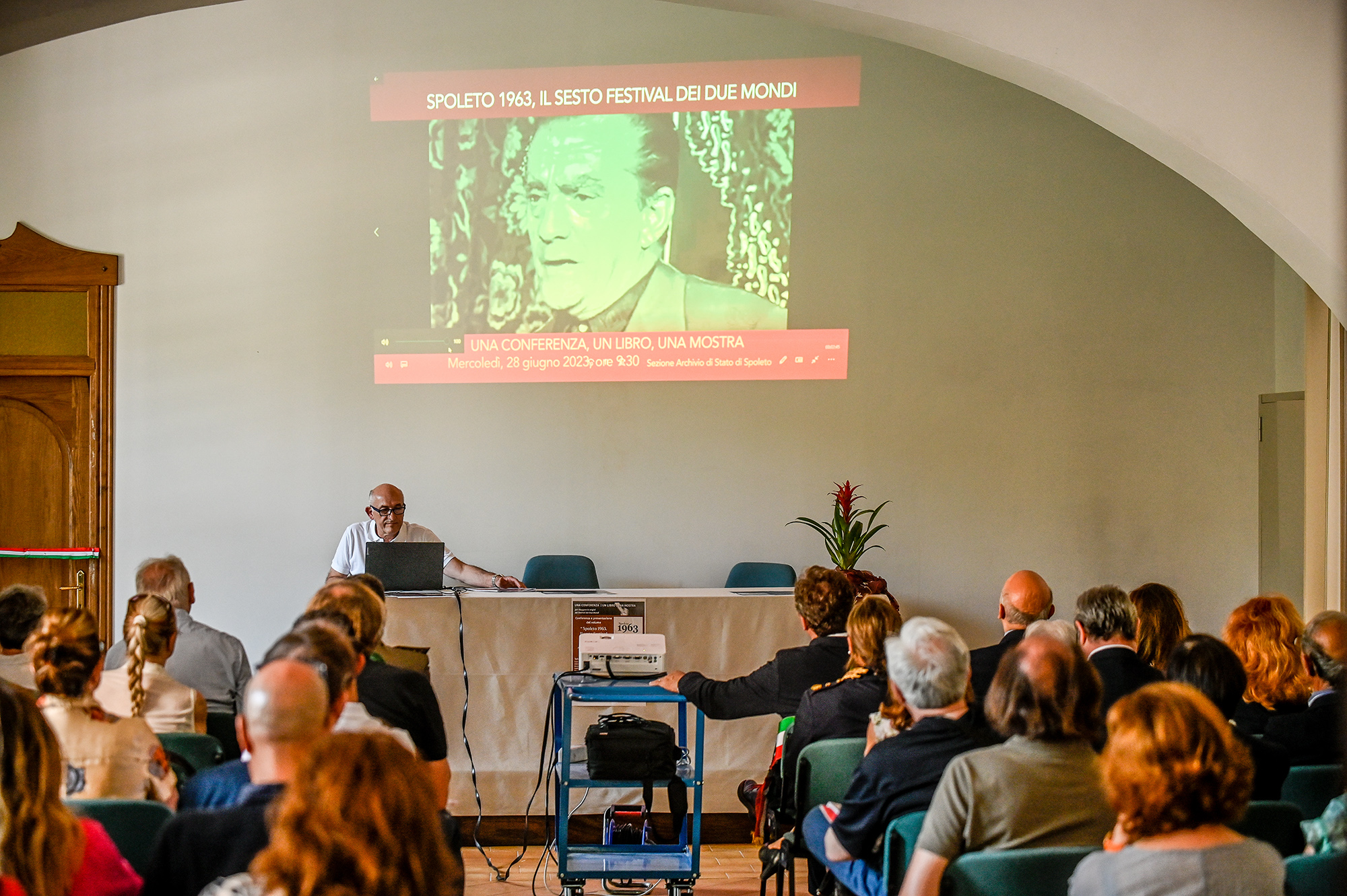 Conferenza al Festival di Spoleto 1963, presentazione storica con pubblico attento