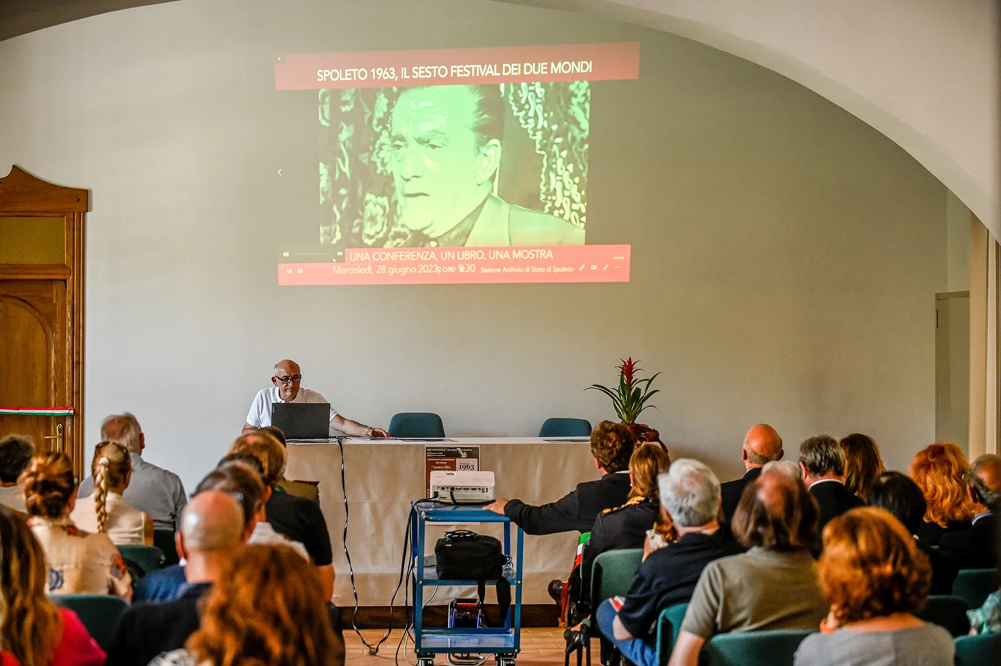 Conferenza al Festival di Spoleto 1963, presentazione storica con pubblico attento