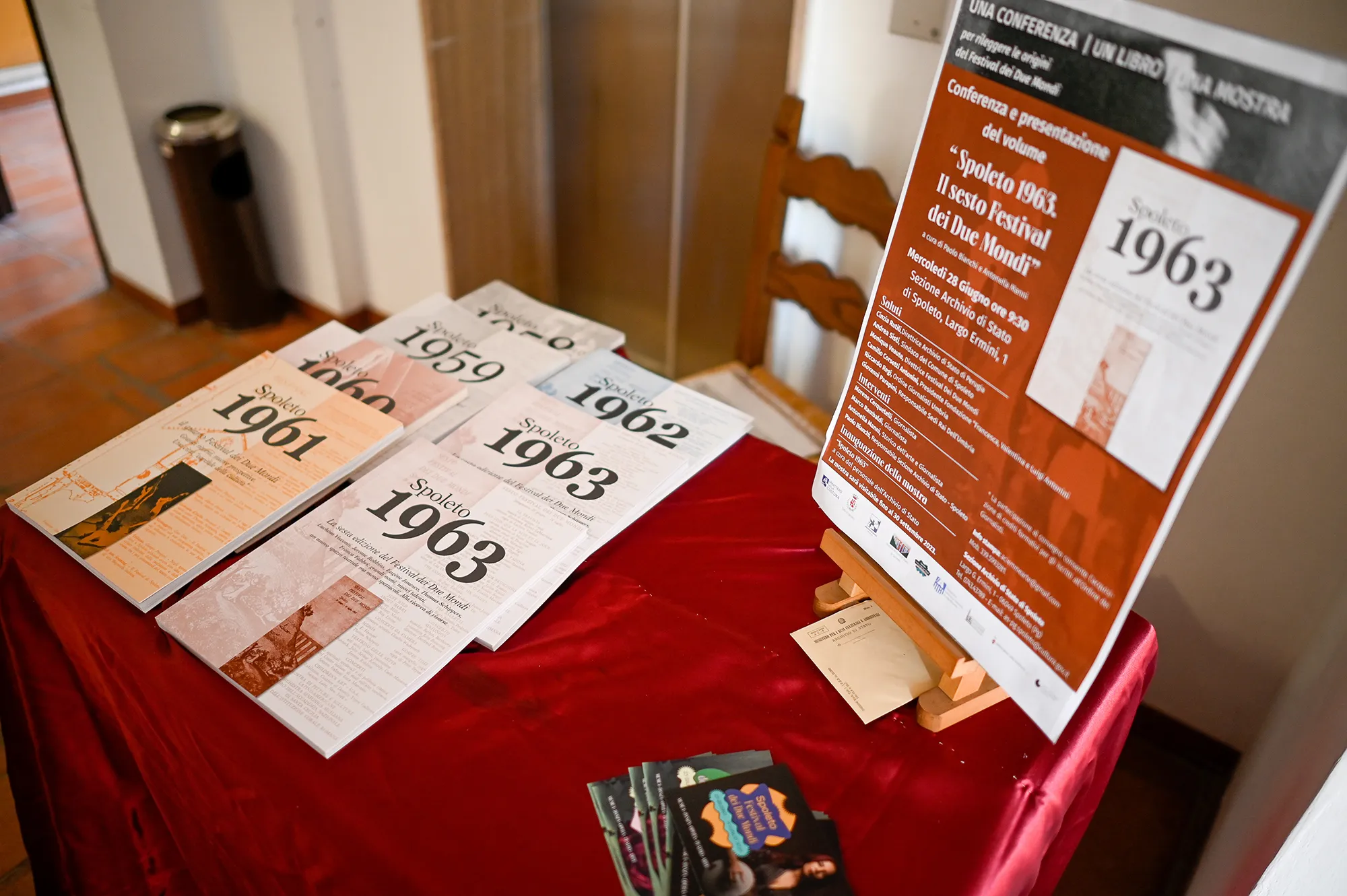 Documenti storici del Festival di Spoleto 1963 su tavolo rosso