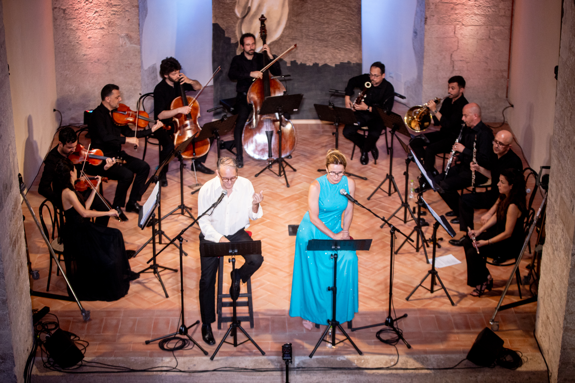 Ensemble musicale al Festival di Spoleto, esibizione classica con cantanti e orchestra
