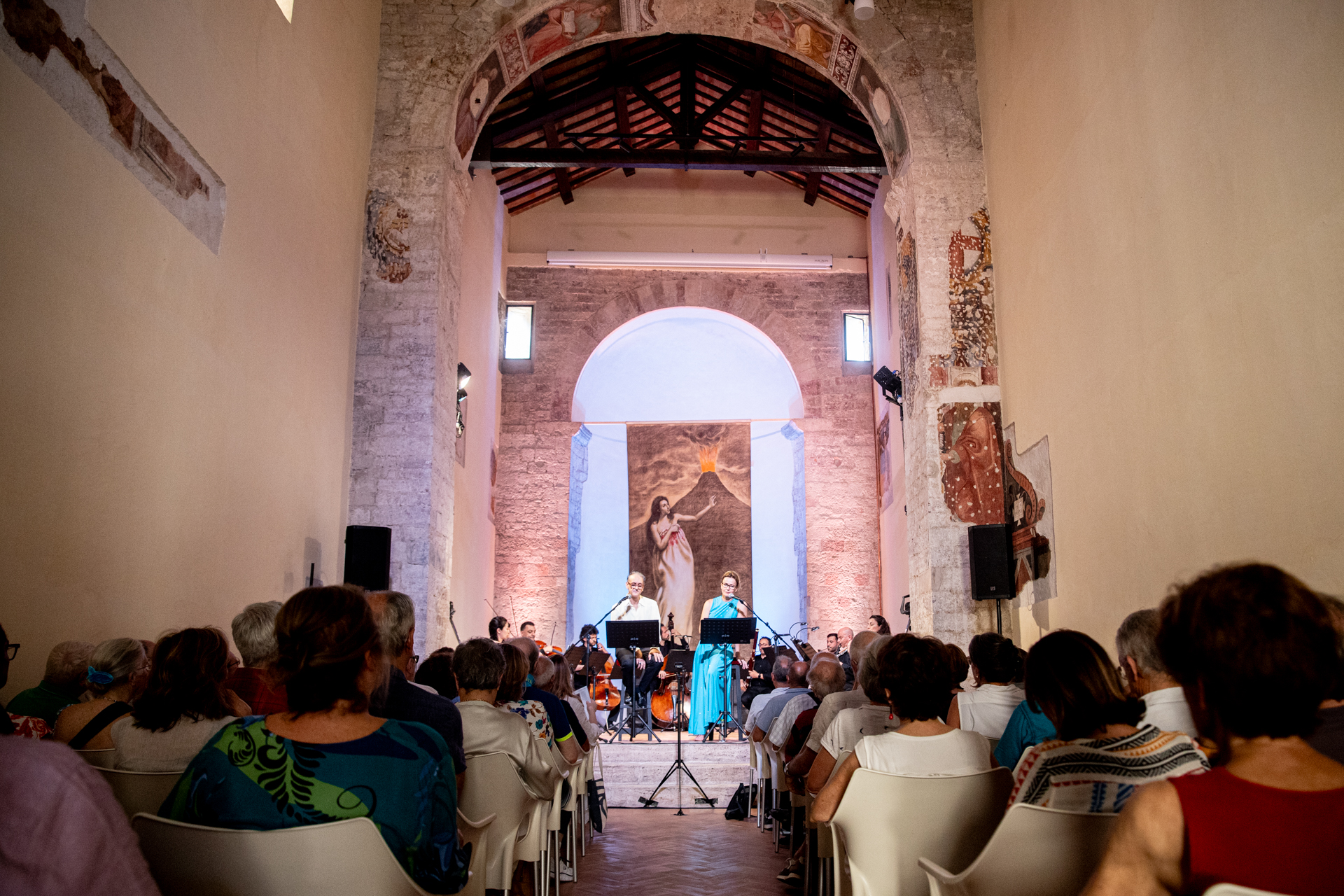 Concerto al Festival di Spoleto in Chiesa storica con orchestra e cantanti