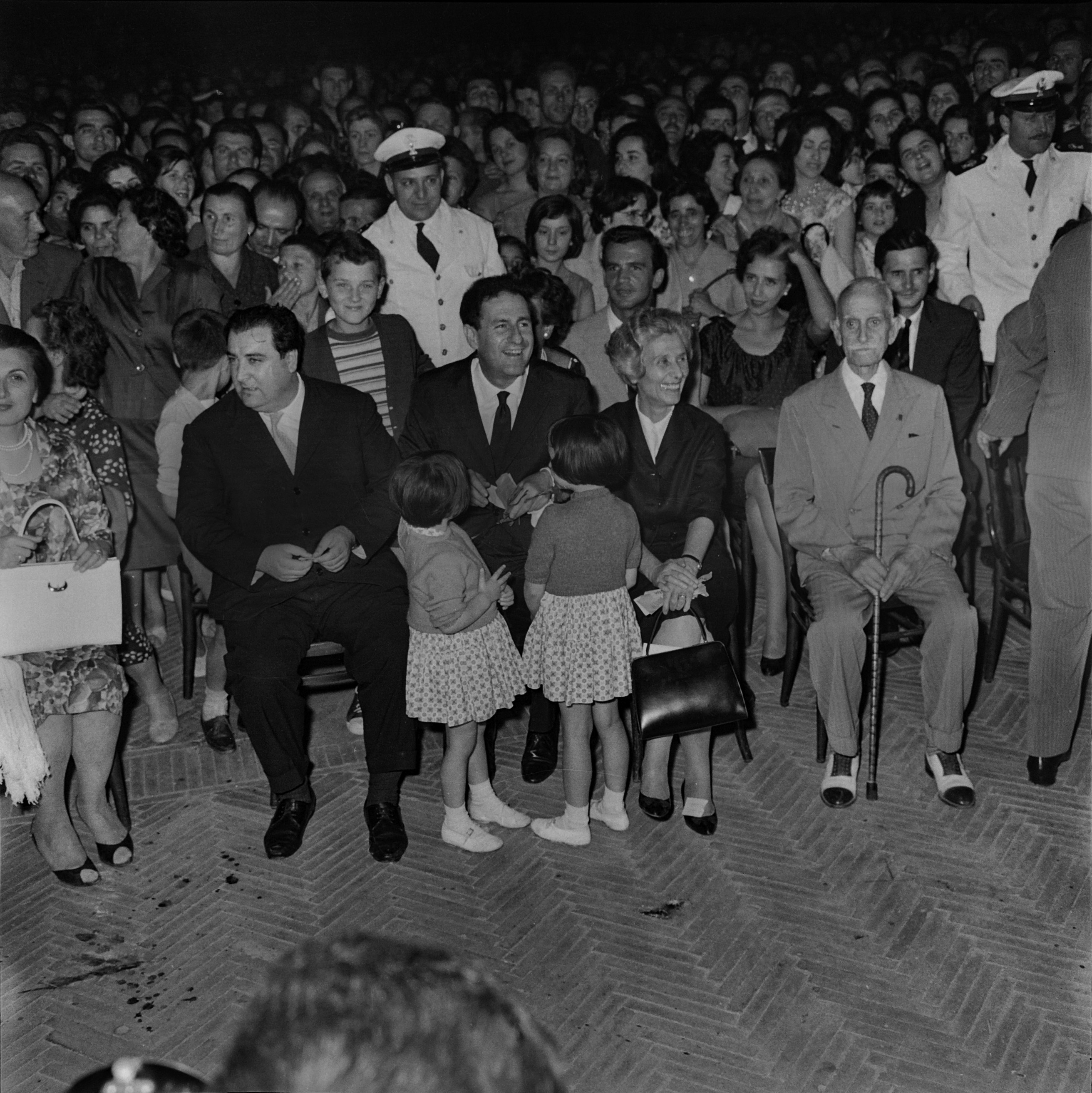 Pubblico numeroso al Festival di Spoleto, atmosfera elegante anni Sessanta