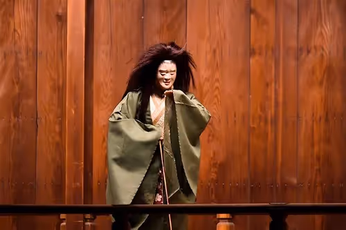 Artista sul palco durante il Festival di Spoleto, drammaturgia intensa