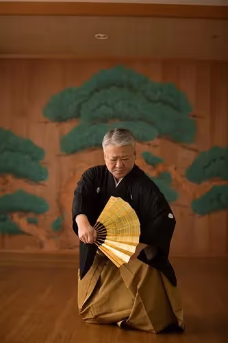 Artista giapponese in kimono al Festival di Spoleto, ventaglio dorato