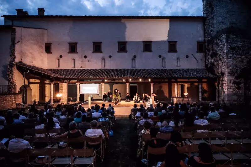 Serata suggestiva al Festival di Spoleto con pubblico e palco illuminato