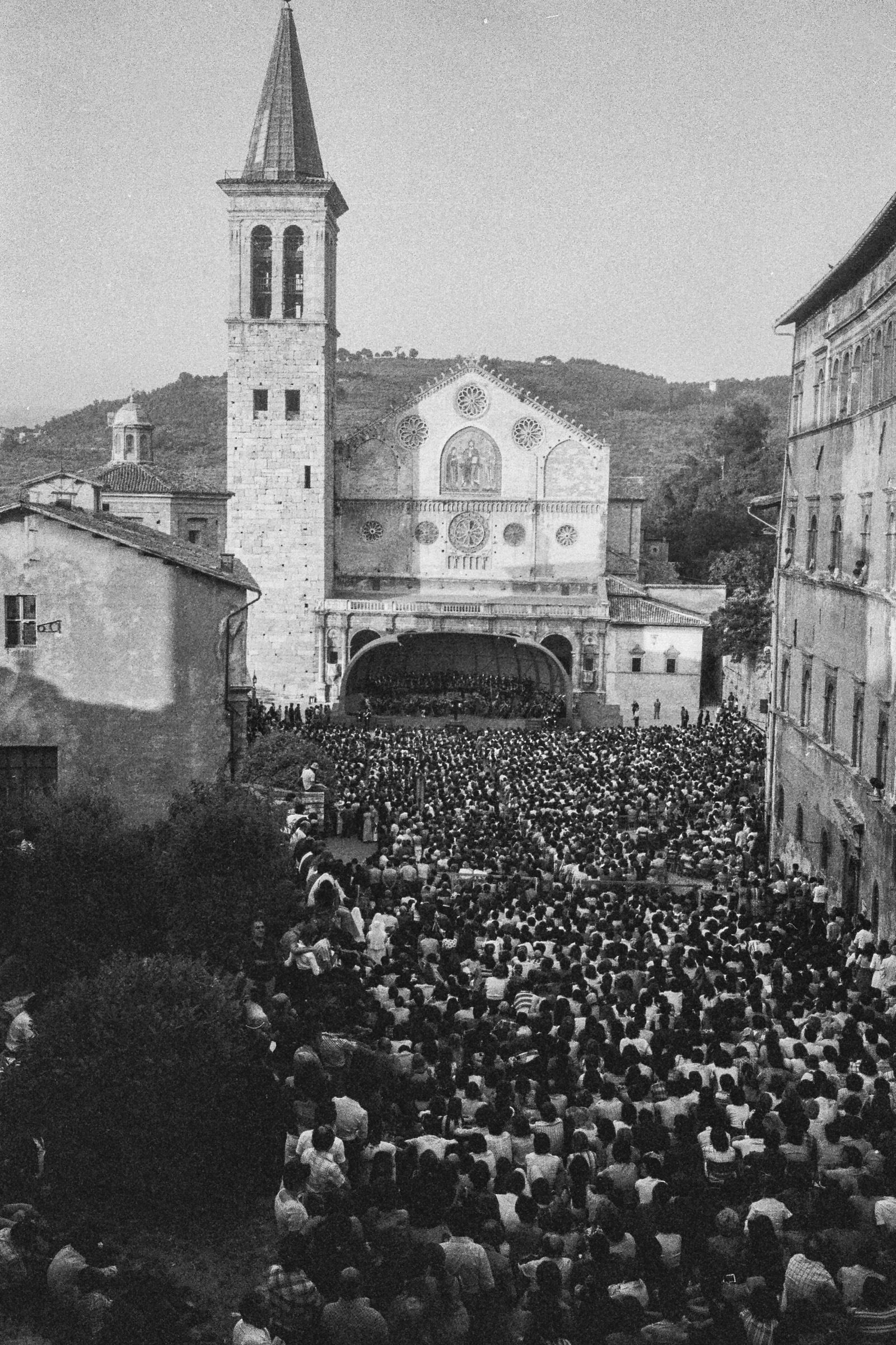 Grande folla al Festival di Spoleto davanti alla cattedrale medievale